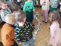 Najdłuższy wąż z gazetowych śnieżek