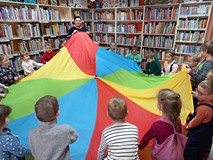 Czy uda nam się trafić piłeczką do otworu w chuście?