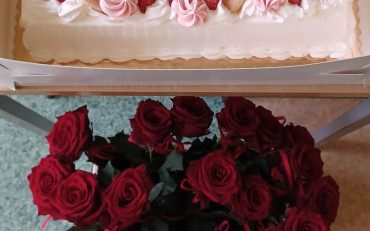 na zdjęciu tort i czerwone róże