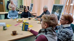 na zdjęciu zebrani dyskutują o książce