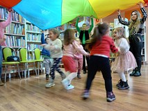 Zabawy z chustą animacyjną