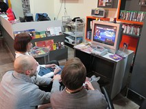 Uczestnicy wernisażu grają na konsoli