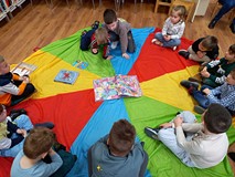 Dzieci ogladają atlasy motyli i owadów