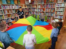 Zabawy z chustą animacyjną i zabawa w kolory