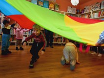 Zabawy z chustą animacyjną i zabawa w kolory