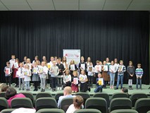 Na scenie stoją finaliści konkursu 