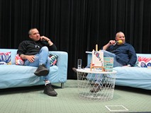 Na scenie siedzą Łukasz Orbitowski i prowadzący spotkanie Piotr Pawłowski