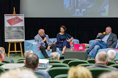 Na scenie siedzą Krzysztof Sokołów, Katarzyna Królczyk i prowadzący promocję Piotr Pawłowski