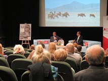 Na scenie siedzą Maciej Falkowski i prowadzący spotkanie Łukasz Trzeciak