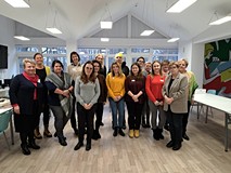 Uczestniczki warsztatów KLANZY pozują do zdjęcia grupowego z trenerką