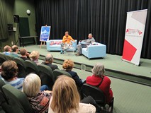 Na scenie siedzą Marek Kamiński i prowadzący spotkanie Piotr Pawłowski