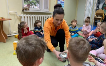 Bibliotekarka prezentuje składniki do pizzy