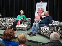 Na scenie siedzą Maria Peszek i prowadzący spotkanie Piotr Pawłowski