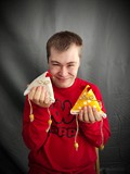 Podopieczny WTZ nr 1 w Koszalinie z ozdobami wielkanocnymi.