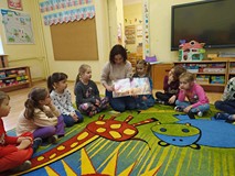 Bibliotekarka czyta dzieciom książkę