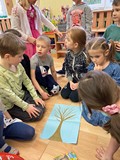 Dzieci malują drzewo