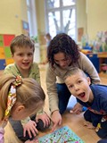DZieci w trakcie wykonywania pracy