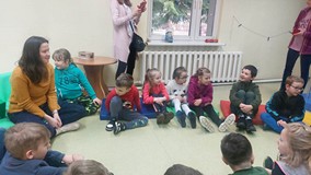 Dzieci podczas zajęć siedzą w kole i rozmawiają na temat czarów