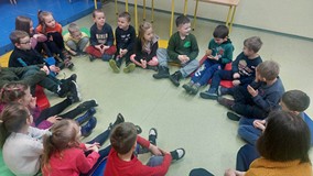 Dzieci podczas wspólnej zabawy w Gorącego ziemniaka