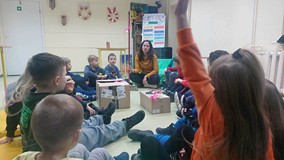Dzieci rozpakowują wskazówki ukryte w kartonach i próbują rozwiżać zagadkę