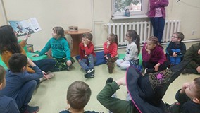 Bibliotekarka czyta dzieciom książkę