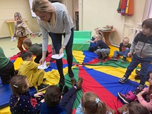 Bibliotekarka rozdaje dzieciom prace do wykonania
