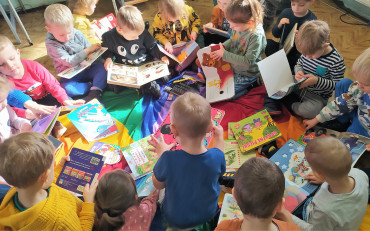 Grupa Żabki ogląda książeczki dla dzieci