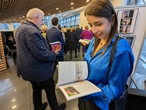Goście Gali podczas lektury