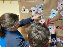 Przyklejanie prac plastycznych na duży brystol