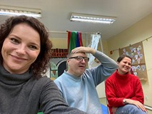 Dwie bibliotekarki z uczestnikem zajęć