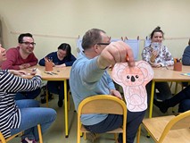Uczestnik pokazuje pracę plastyczną