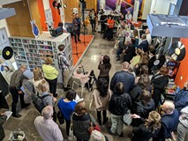 Goście wernisażu w Mediatece KBP