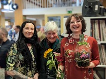 Justyna Horków z uczestnikami wernisażu