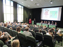 Uczestnicy wydarzenia podczas wspólnego śpiewania