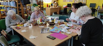 Panie wykonują kartki wielkanocne dla chorych dzieci