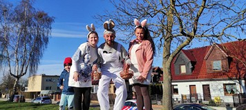 prowadzący pozują do wspólnego zdjęcia