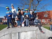 dzieci pozują do zdjęcia z zającem i panią zając