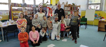 dzieci z prowadzącymi zajęcia pozują do wspólnego zdjęcia na tle zajączka wielkanocnego