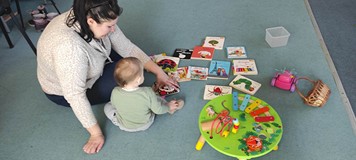 mama z synkiem oglądają książeczki