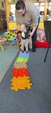chłopiec idzie po macie sensorycznej