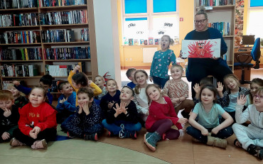 Na zdjęciu grupa przedszkolna ANGLOZUCHY pozuje z Małgosią i książką o Kolorowym Potworze