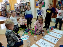 Na zdjęciu dzieci z grupy Motylków porządkują emocje, wkładając paski bibuły do oznaczonych słoików