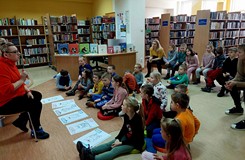 Na zdjęciu Sportowcy z Przedszkola nr 15 rozmawiają z Małgosią o emocjach