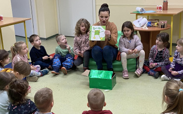 bibliotekarka prezentuje książkę