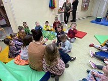 Bibliotekarka czyta dzieciom