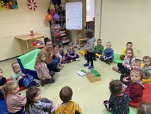 bibliotekarka rozmawia z dziećmi o żabkach