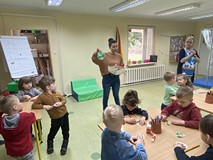 Bibliotekarka prezentuje żbkę