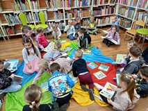 Prezentacja ciekawych książek do wypożyczenia