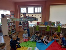 Prezentacja ciekawych książek do wypożyczenia