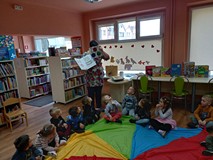 Prezentacja ciekawych książek do wypożyczenia